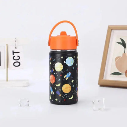 Gourde Inox Enfant Avec Paille 12oz avec poignée pratique, bouteille d’eau isotherme 350 ml.
 Son format compact et sa poignée facilitent le transport au quotidien.