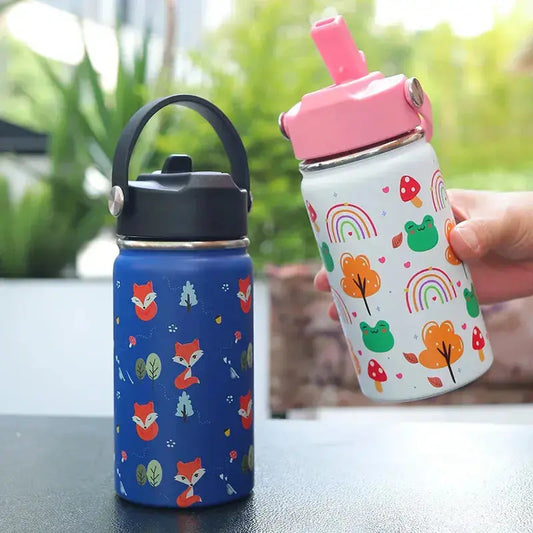 Gourde Inox Enfant Avec Paille 12oz isotherme 350 ml avec motif animaux et poignée.
Gourde inox isotherme pour enfant avec paille, format 350 ml et motif animaux.