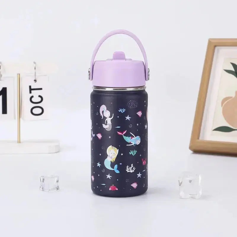 Gourde Inox Enfant Avec Paille 12oz isotherme pour boissons chaudes ou froides, motif animaux.
Une bouteille isotherme polyvalente pour accompagner les enfants au fil des saisons.
