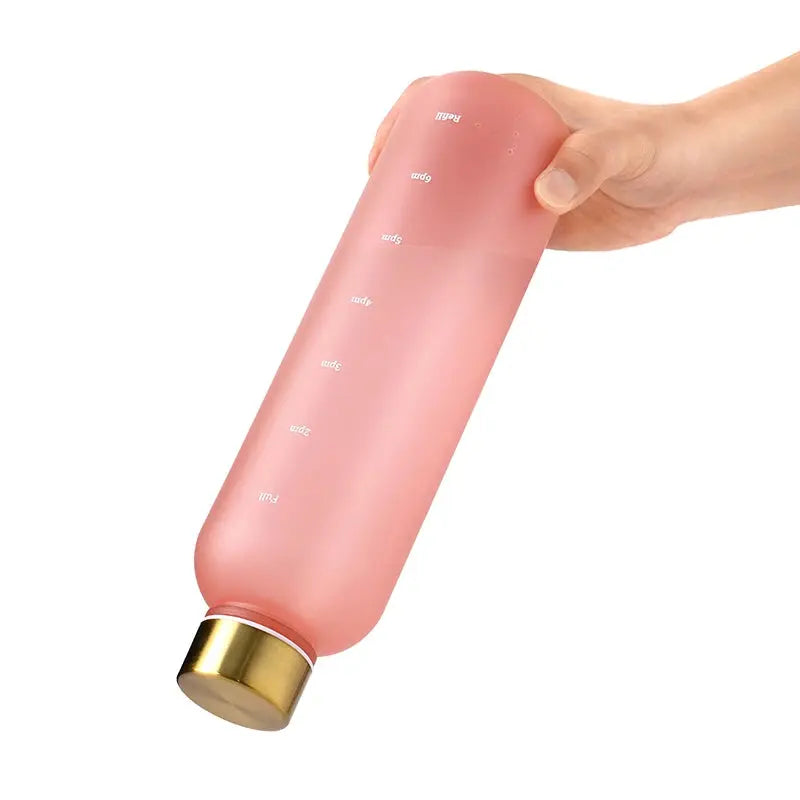 Gourde Motivation Horaire 1L (Rose), gourde sport rose 1 litre, gourde avec graduation, bureau, salle de sport | La Gourde®