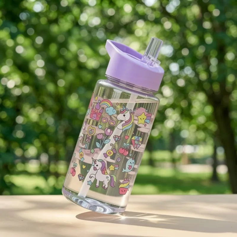 Bouteille réutilisable enfant avec paille intégrée et motif licorne magique, conçue pour rendre la consommation d’eau plus ludique et agréable chaque jour. | La Gourde