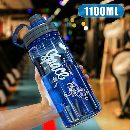 Gourde d'Eau Graduée Transparente Bleu 1.1 L avec filtre à fruits intégré, idéale pour préparer des boissons aromatisées naturelles tout en favorisant une hydratation saine et régulière au quotidien. | La Gourde