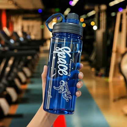 Gourde sport avec filtre intégré et grande capacité, parfaite pour les amateurs de fitness, de randonnée, de cyclisme et de musculation recherchant une solution pratique et durable. | La Gourde