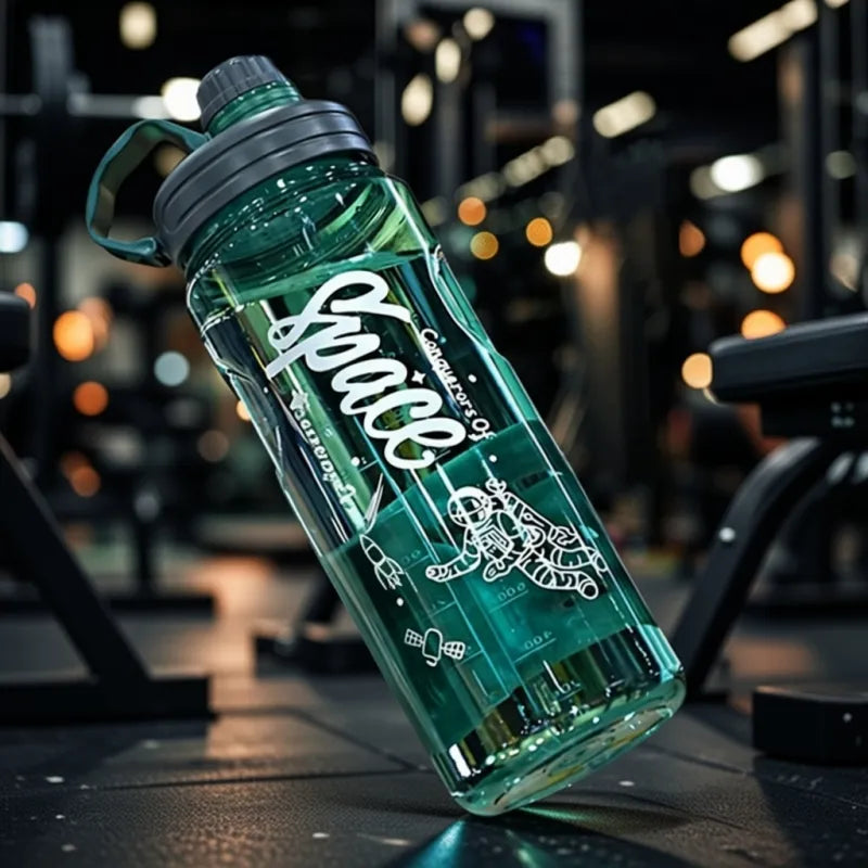 Gourde d'Eau Graduée Transparente Vert 1.1 L pour fitness et musculation, parfaite pour accompagner les entraînements intensifs et maintenir une hydratation optimale avant, pendant et après l’effort.  avec Bouchon Sport | La Gourde