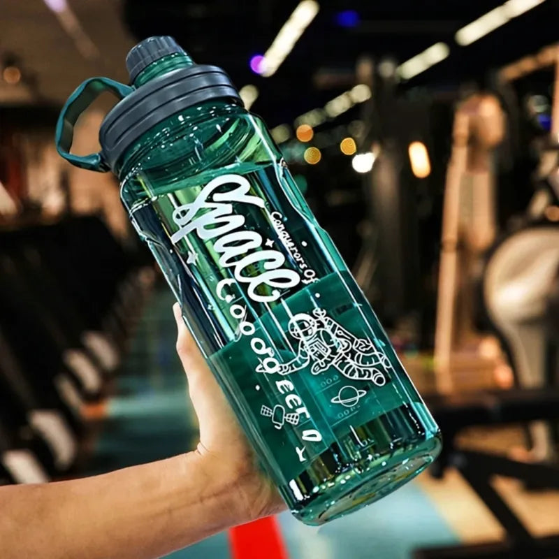 Gourde d'Eau Graduée Transparente Vert 1.1 L écologique et réutilisable, parfaite pour adopter un mode de vie responsable tout en restant hydraté au quotidien. | La Gourde