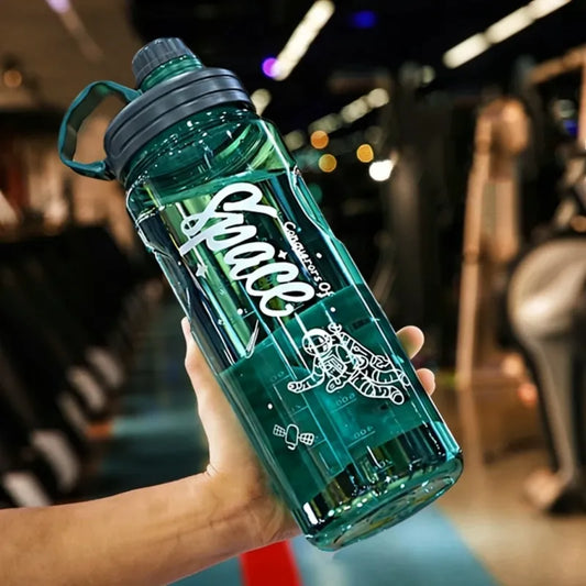 Gourde d'Eau Graduée Transparente Vert 1.1 L, Gourde Space  avec repères d’hydratation motivants, idéale pour suivre sa consommation d’eau quotidienne. Cette gourde graduée motivation hydratation aide à boire plus d’eau tout au long de la journée et favorise un mode de vie sain. | La Gourde