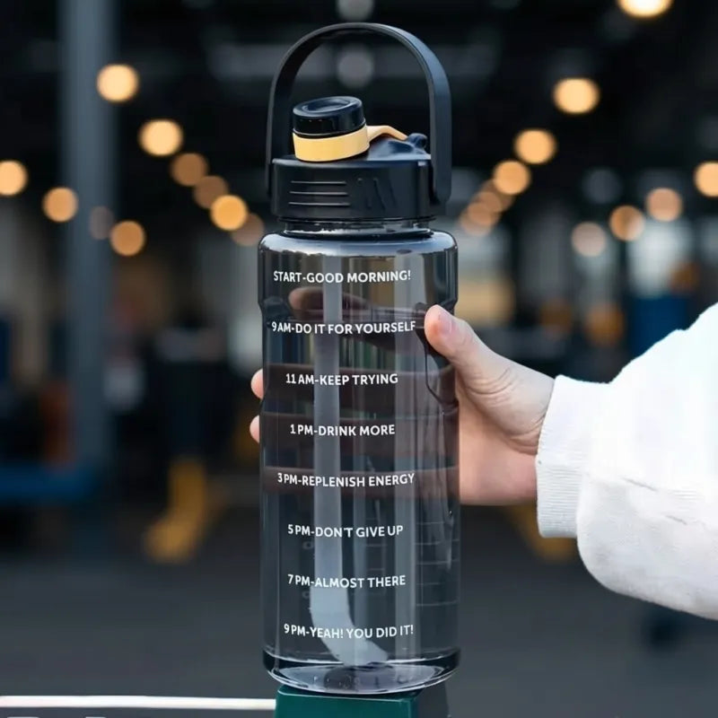 Gourde d'Eau Motivation Avec Paille Noir 1,5 L avec repères d’hydratation motivants, idéale pour boire plus d’eau chaque jour et atteindre facilement ses objectifs d’hydratation quotidienne. | La Gourde