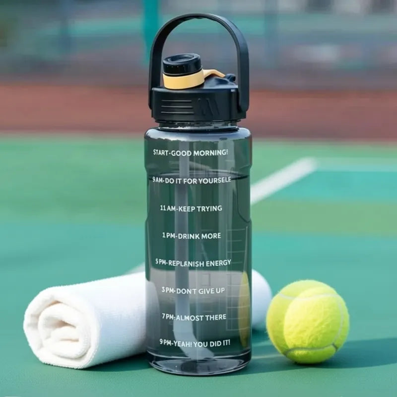 Vue complète de la Gourde d'Eau Motivation Avec Paille Noir 1,5 L grande capacité, parfaite pour le fitness, la musculation, la randonnée et les activités sportives intensives. | La Gourde