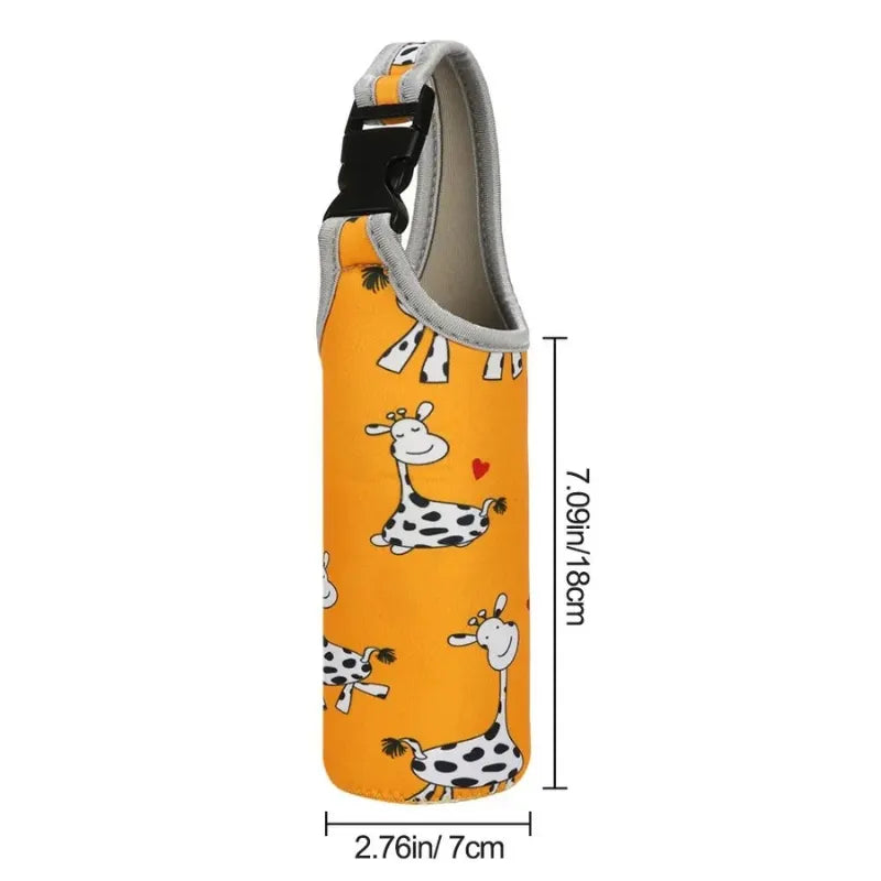 Housse gourde portable orange avec motif animaux, conçue pour bouteille en verre ou inox, offrant une protection thermique efficace et un transport confortable pour une hydratation nomade. | La Gourde