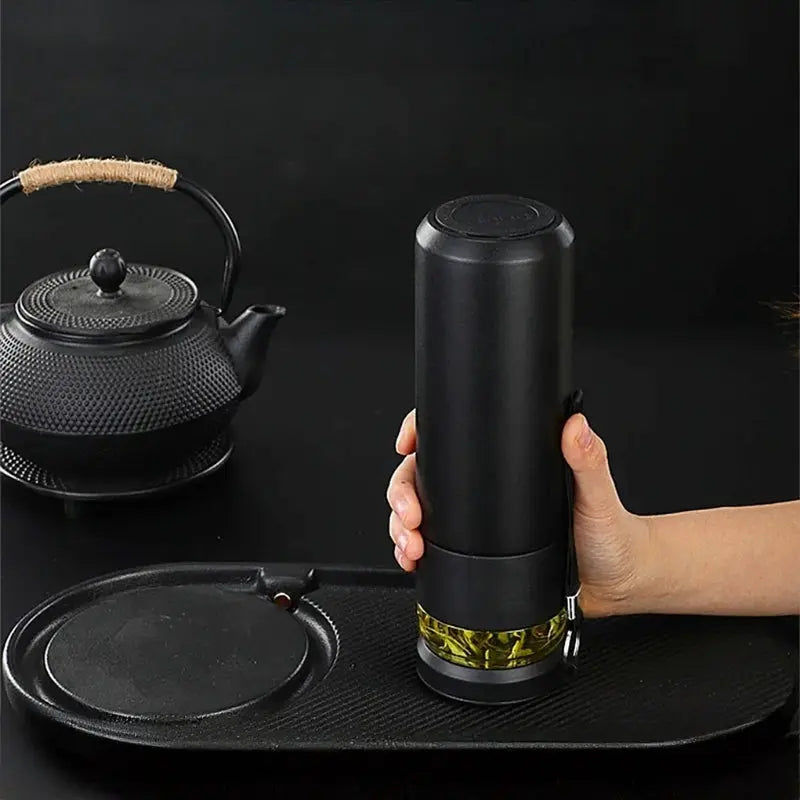 La Gourde - Gourde Isotherme Inox 500ml (Noir), gourde avec infuseur à thé, bouteille isotherme inox, filtre à thé intégré, anti-fuite, écologique | La Gourde®
