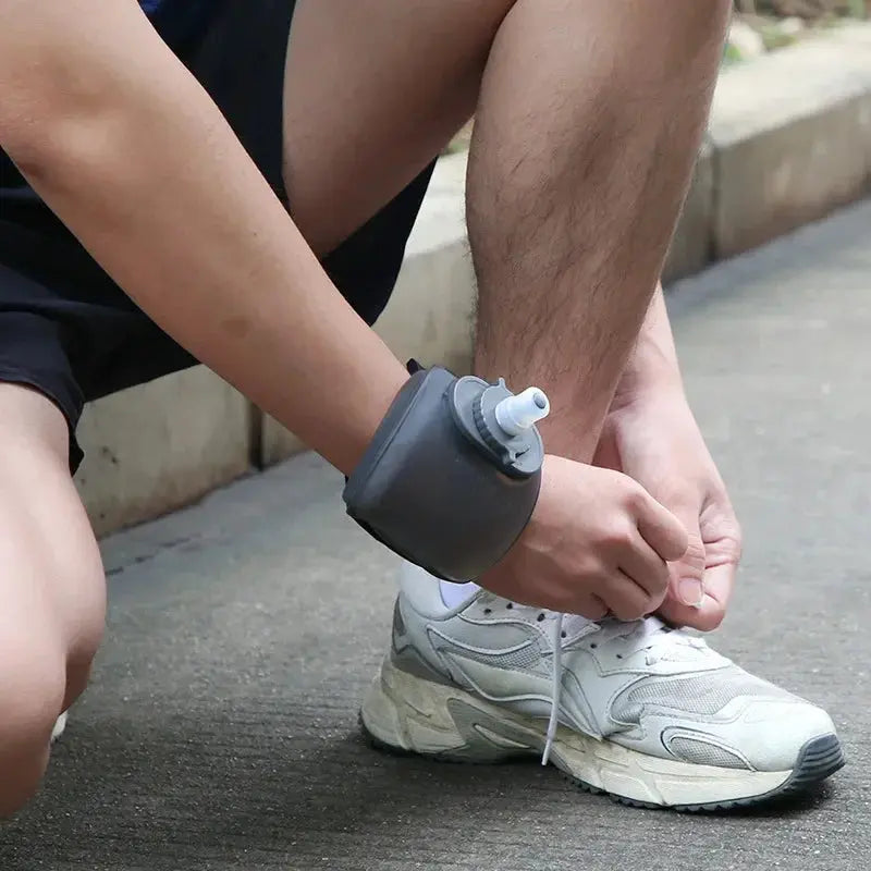 La Gourde d'Eau Poignet Running, gourde running mains libres, silicone sans BPA, bracelet Velcro réglable, 200 ml, hydratation sport | La Gourde®