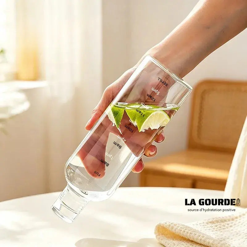 Lot De 2 Gourde En Verre de 1L avec Graduation Horaire, gourde en verre portable avec graduation horaire, conçue pour faciliter le suivi de la consommation d’eau au bureau, à la maison, pendant le sport ou en voyage.
