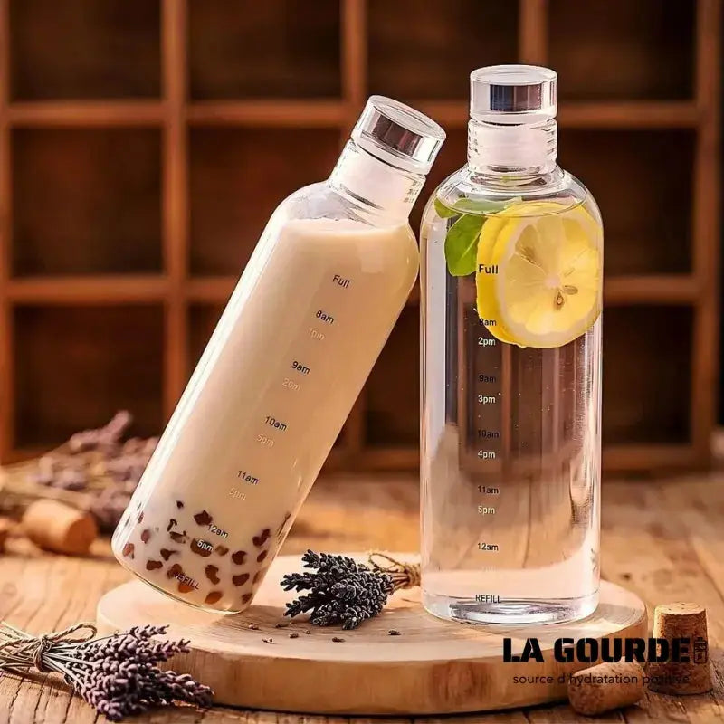 Lot De 2 Gourde En Verre de 1L avec Graduation Horaire, bouteille d’eau motivante avec échelle horaire et housse de protection en néoprène, une gourde portable pensée pour les journées actives, les voyages et les activités sportives.