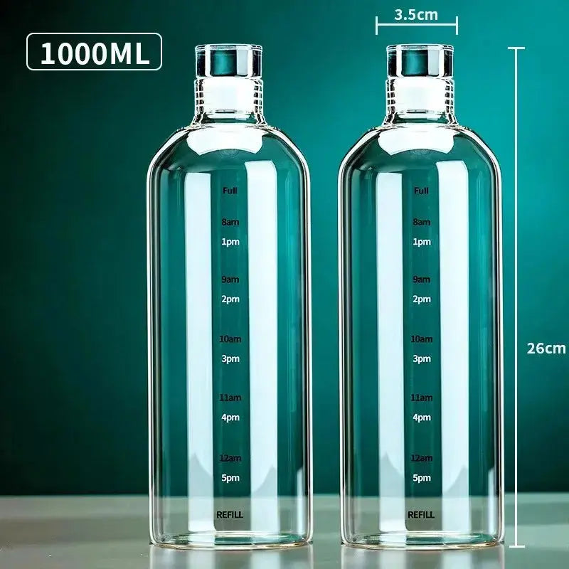 Lot De 2 Gourde En Verre de 1L avec Graduation Horaire, bouteille en verre avec échelle de temps pour suivre facilement les différentes étapes de sa consommation d’eau pendant la journée.
