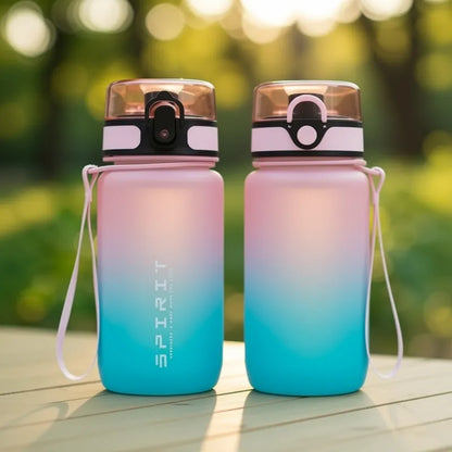 Mini Gourde Enfant Spirit Rose 500ml conçue pour motiver les enfants à boire régulièrement grâce à son marqueur de temps clair et son design attractif et moderne. | La Gourde
