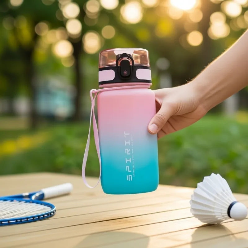 Mini Gourde Enfant Spirit Rose 500ml avec design dégradé moderne et marqueur de temps intégré, idéale pour encourager une hydratation quotidienne régulière à l’école, pendant les activités sportives et les sorties en plein air. | La Gourde