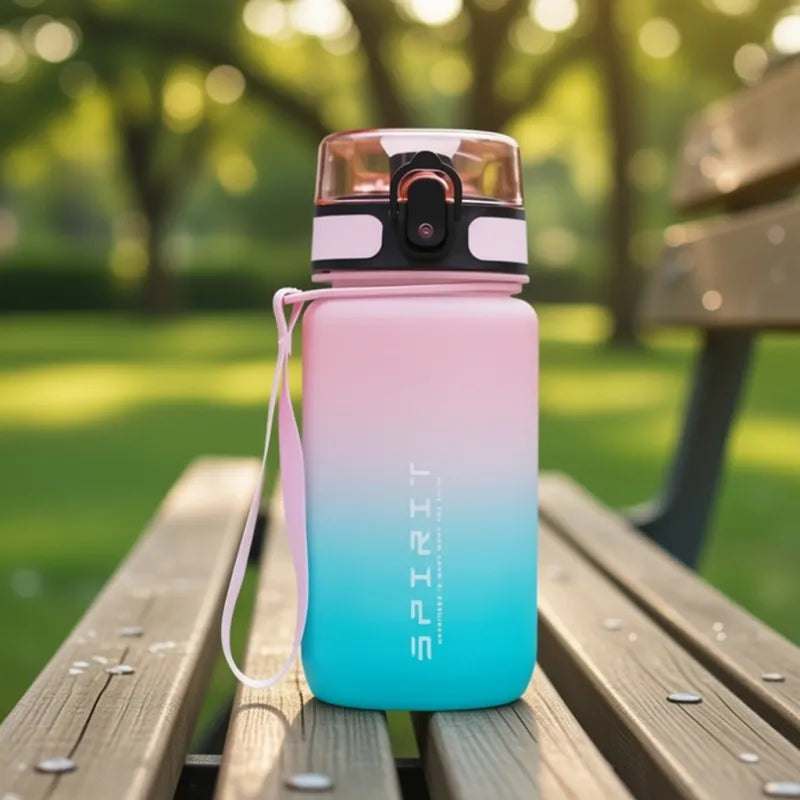 Mini Gourde Enfant Spirit Rose 500ml pour école, sport et loisirs, gourde durable et réutilisable favorisant une hydratation optimale grâce à ses repères de temps intégrés et son format pratique. | La Gourde