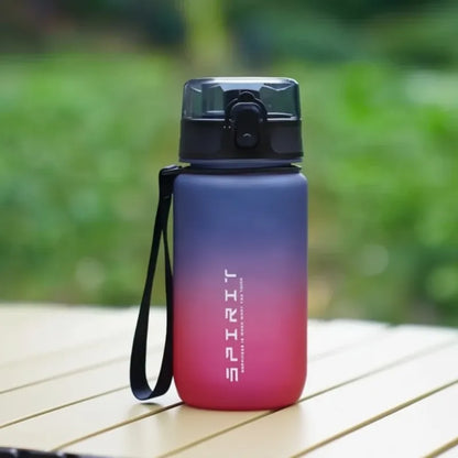 Mini Gourde Enfant Spirit Rouge 500ml conçue pour le fitness, la randonnée, le cyclisme et les activités de plein air, offrant une hydratation simple et accessible partout. | La Gourde