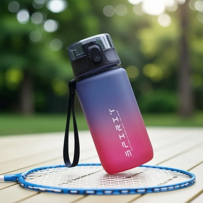 Gourde enfant sport portable avec design ergonomique et matériau durable, parfaite pour accompagner les enfants dans leurs aventures quotidiennes à l’école et en voyage. | La Gourde