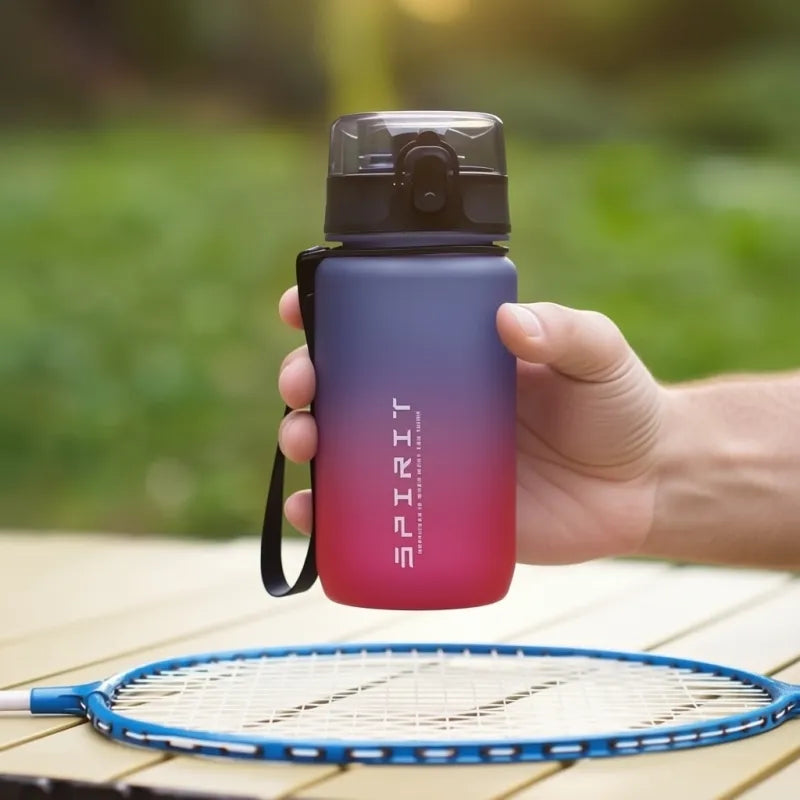 Gourde enfant sport 500ml anti fuite avec repères d’hydratation visibles, parfaite pour aider les enfants à boire plus d’eau tout au long de la journée à l’école ou à la maison. | La Gourde