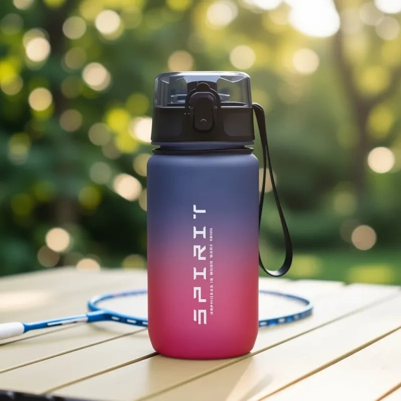 Bouteille sport enfant 500ml avec repères horaires d’hydratation, idéale pour suivre facilement la consommation d’eau et favoriser de bonnes habitudes de vie. | La Gourde