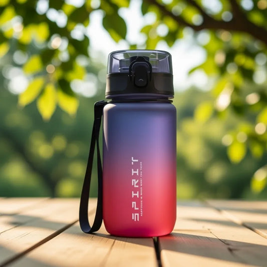 Mini Gourde Enfant Spirit Rouge 500ml avec design dégradé moderne et marqueur de temps intégré, idéale pour encourager une hydratation quotidienne régulière à l’école, pendant le sport et lors des activités extérieures. | La Gourde 