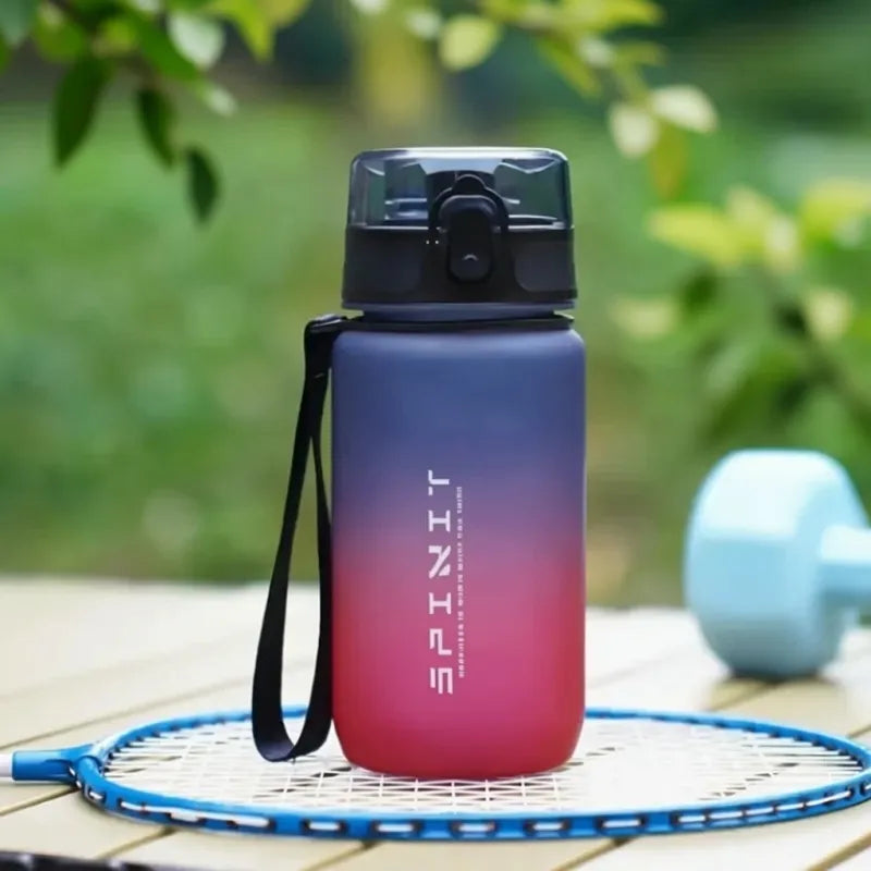 Gourde enfant hydratation quotidienne avec indicateur de consommation d’eau, solution pratique pour encourager les enfants à adopter une routine saine et équilibrée. | La Gourde