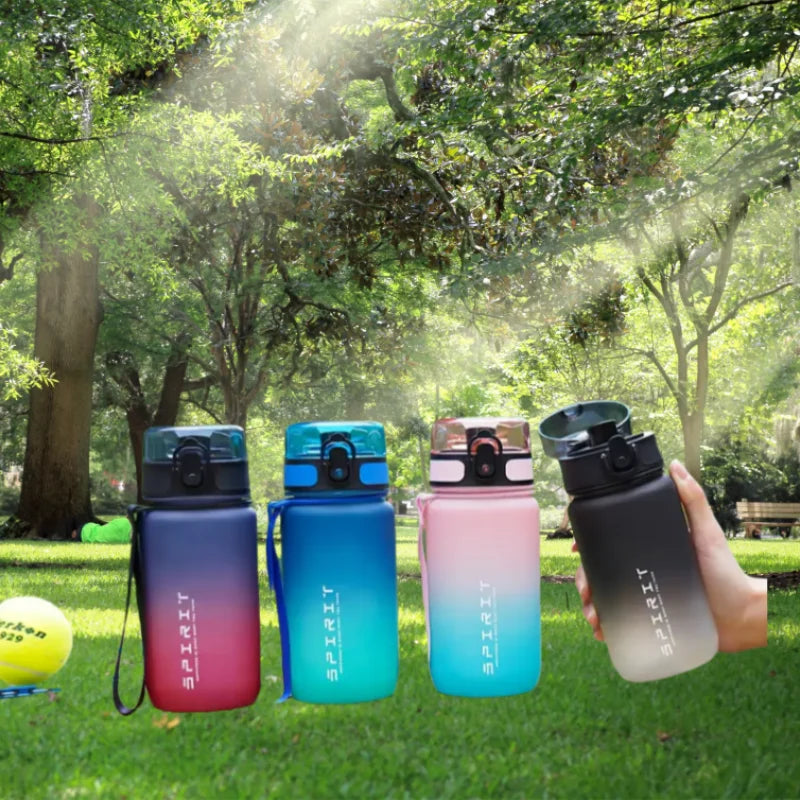 Mini Gourde Enfant Spirit Rouge 500ml légère et portable, facile à transporter dans un cartable ou un sac de sport pour une hydratation pratique lors des déplacements. | La Gourde