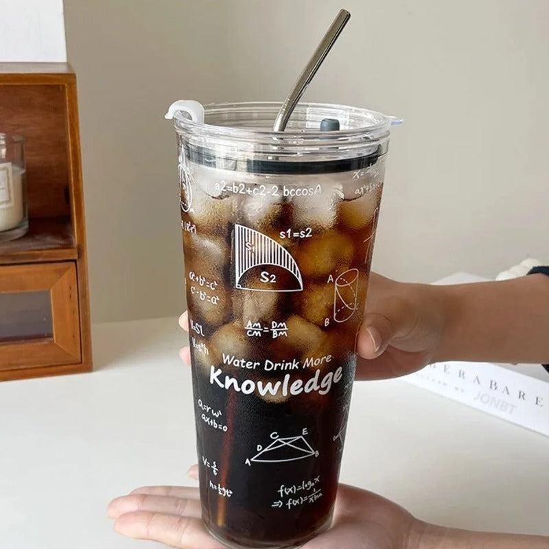 Découvrez le Mug En Verre 1000ML avec paille métallique réutilisable. Grand format, couvercle étanche, verre borosilicate résistant à la chaleur. Idéal pour café, thé, smoothies, boissons fraîches et hydratation quotidienne. | La Gourde