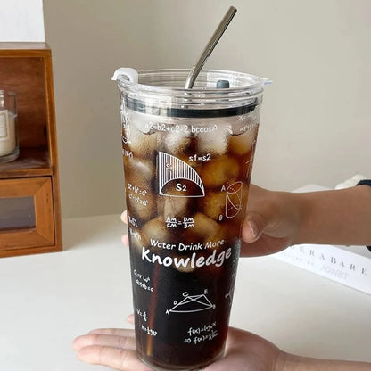 Découvrez le Mug En Verre 1000ML avec paille métallique réutilisable. Grand format, couvercle étanche, verre borosilicate résistant à la chaleur. Idéal pour café, thé, smoothies, boissons fraîches et hydratation quotidienne. | La Gourde