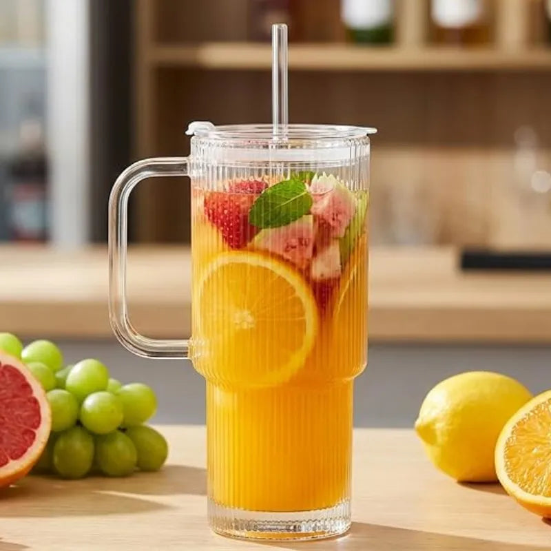 Mug en verre avec paille et poignée ergonomique idéal pour smoothies, thé glacé et boissons fraîches | La Gourde®