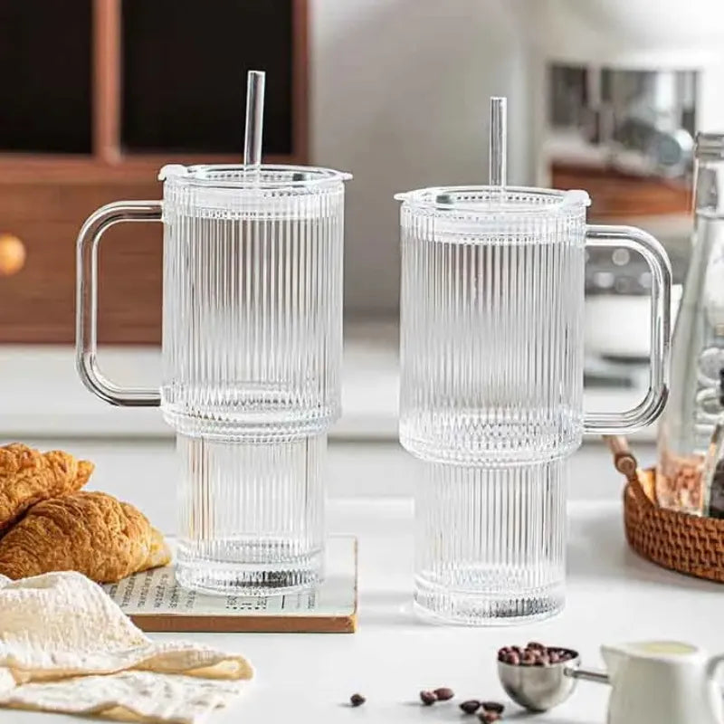 
Mug café glacé en verre avec couvercle coulissant anti-éclaboussures pour voyage et voiture | La Gourde®