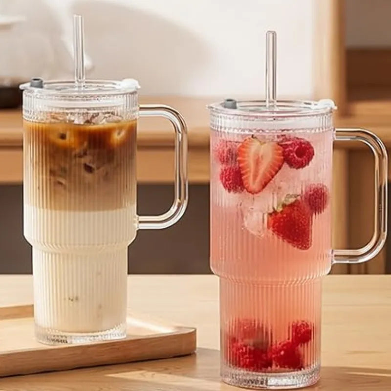 Mug portable en verre avec poignée et couvercle sécurisé adapté aux déplacements | La Gourde®