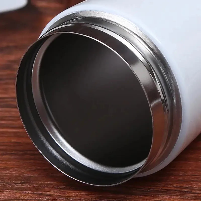 Mug Blanche 380 ml portable et isotherme, accessoire indispensable pour les amateurs de café, thé et infusions nomades | La Gourde