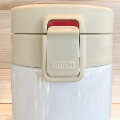 Mug Blanche 380 ml isotherme de voyage avec couvercle sécurisé, idéal pour le bureau, la voiture et les déplacements quotidiens | La Gourde