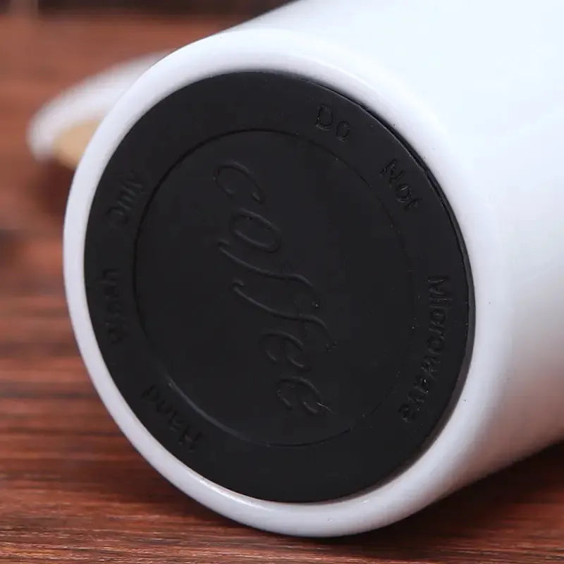 Nomade Cup Blanche 380 ml avec isolation thermique longue durée, mug de voyage pratique pour une utilisation quotidienne | La Gourde
