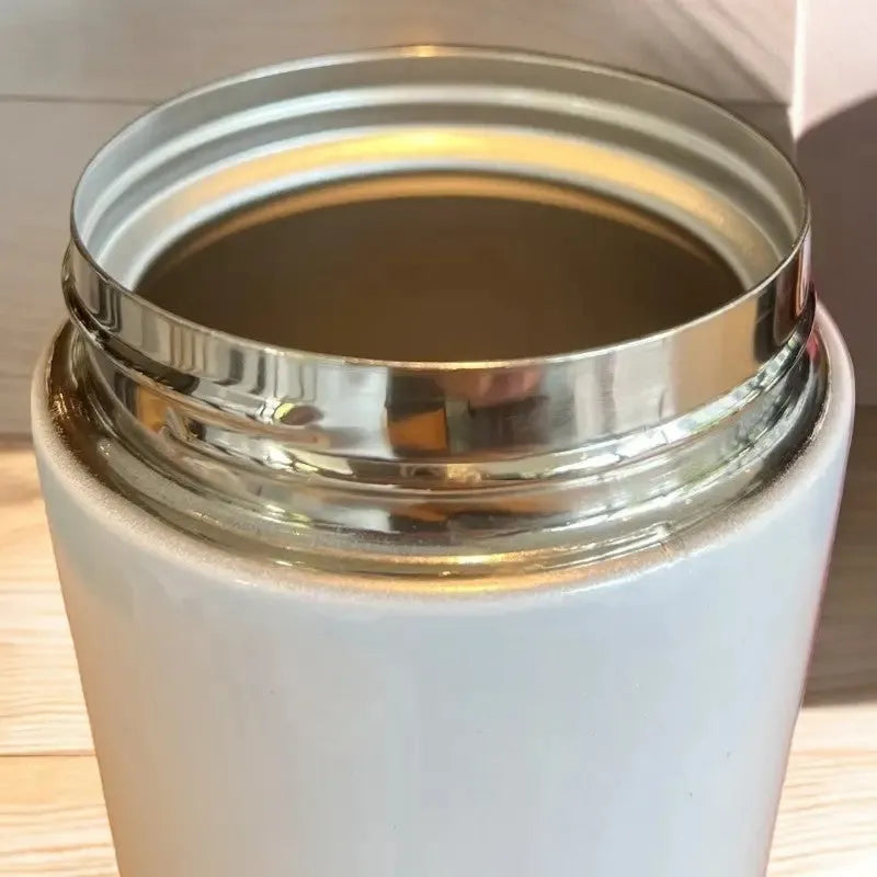 Travel Mug Blanche 380 ml Nomade Cup au design minimaliste, conçu pour conserver le café chaud et les boissons fraîches | La Gourde