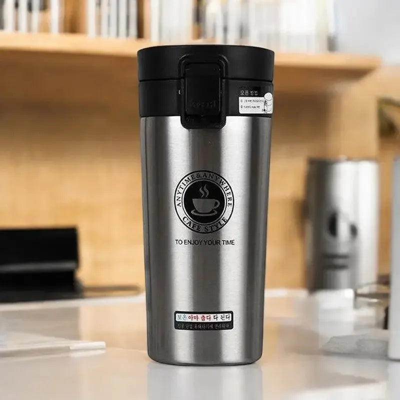 Mug Gris 380 ml avec couvercle étanche et technologie isotherme pour maintenir la température idéale de vos boissons | La Gourde