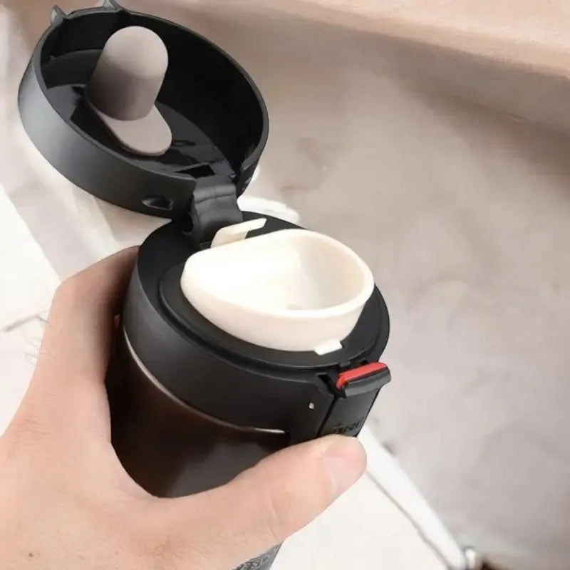 Vue de face du Mug Noir 380 ml inox avec couvercle étanche, conçu pour maintenir la température des boissons chaudes et froides | La Gourde