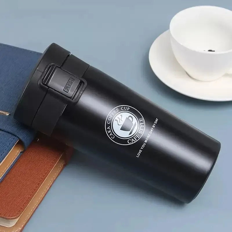 Détail du Mug Noir 380 ml avec finition premium, mug isotherme inox adapté aux boissons chaudes et boissons froides | La Gourde