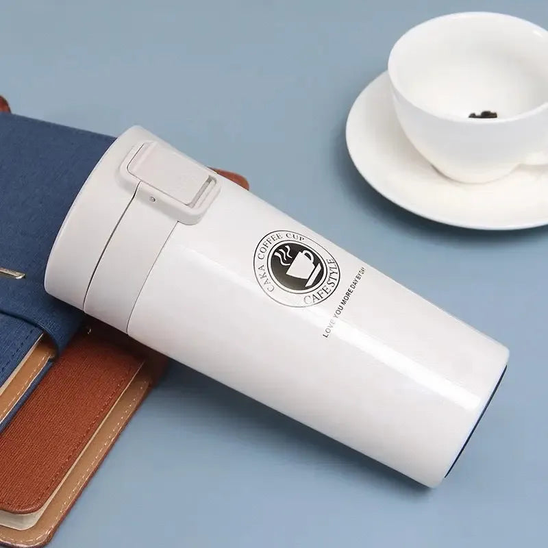 Nomade Cup Mug Blanche 380 ml avec technologie isotherme avancée pour profiter de boissons chaudes et froides à tout moment | La Gourde