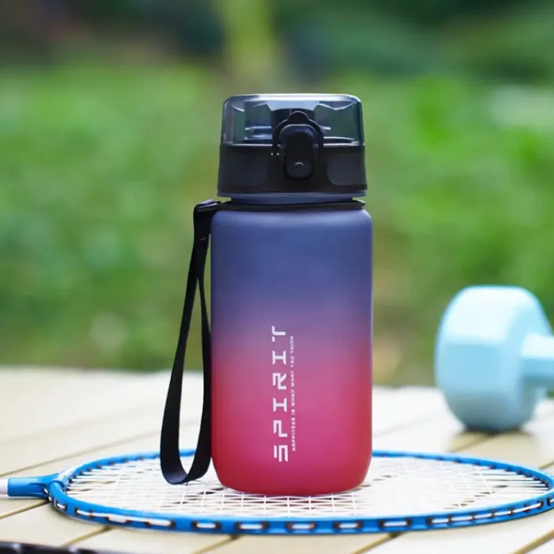 Bouteille d’eau enfant réutilisable 500ml rouge avec marqueur de temps, conçue pour accompagner les activités sportives, le cyclisme, la course à pied et les loisirs quotidiens. | La Gourde