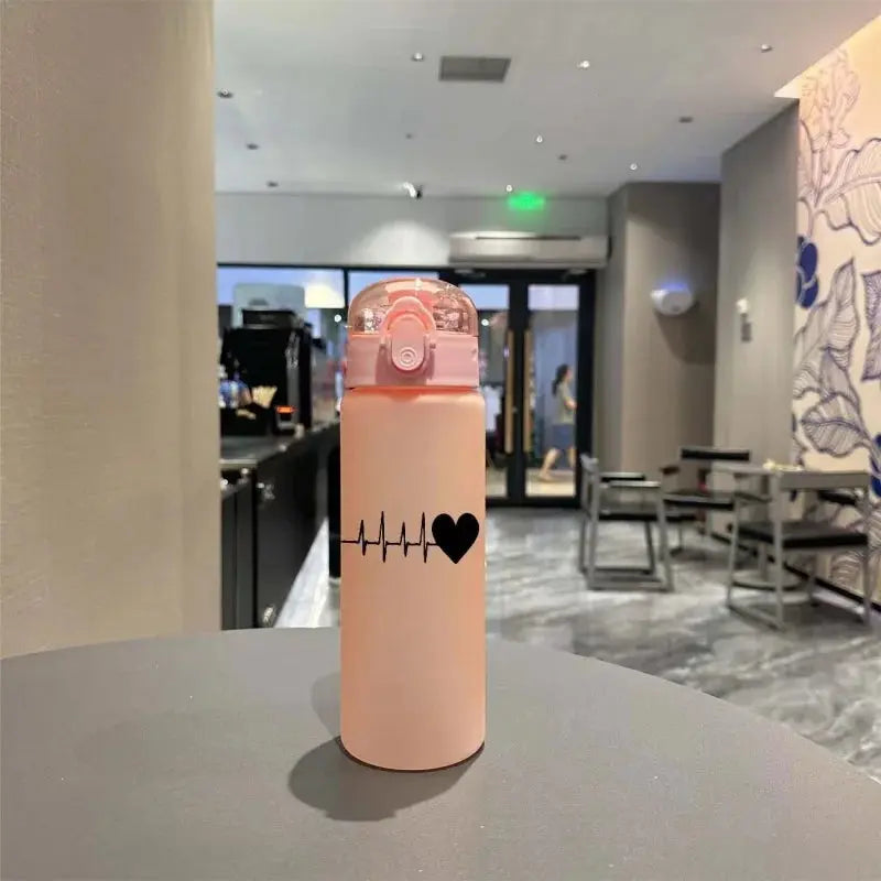 
Gourde d'Eau Cœur 780 ml – bouteille d'eau pour enfant au design cœur ludique