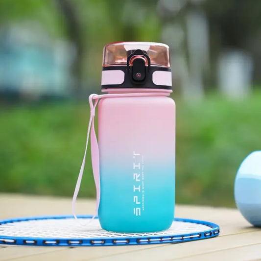Mini Gourde Enfant Spirit Rose 500ml légère et portable, facile à transporter dans un cartable, un sac de sport ou un sac à dos pour une hydratation pratique à tout moment. | La Gourde