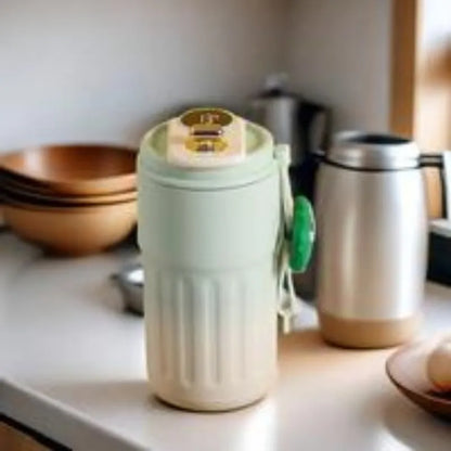 tasse connectée vert 450ml, mug intelligent, tasse isotherme connectée, affichage LED de température, mug thermique, tasse réutilisable, café chaud, thé chaud, infusion nomade, acier inoxydable, mug anti-fuite, gourde connectée La Gourde.