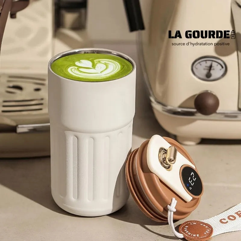 Tasse Connectée Vert 450ML La Gourde avec isolation thermique haute performance, parfaite pour maintenir les boissons à la température idéale.