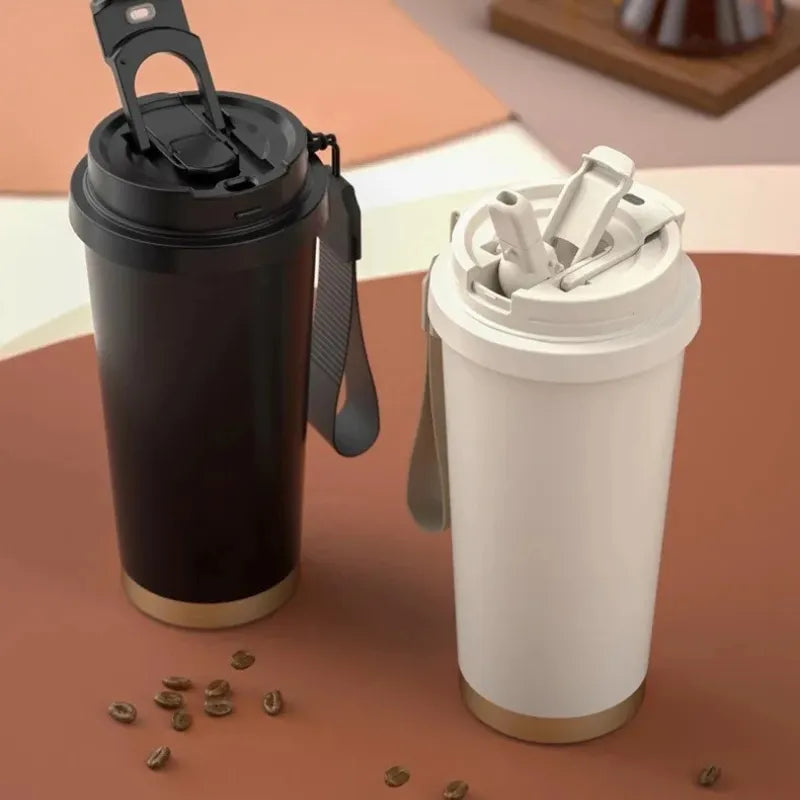 Vue détaillée du mug paille rétractable noir 500ml avec système anti-fuite, parfait pour les voyages, la voiture et les trajets quotidiens.