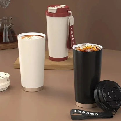 Vue détaillée du mug paille rétractable noir 500ml avec système anti-fuite, parfait pour les voyages, la voiture et les trajets quotidiens.