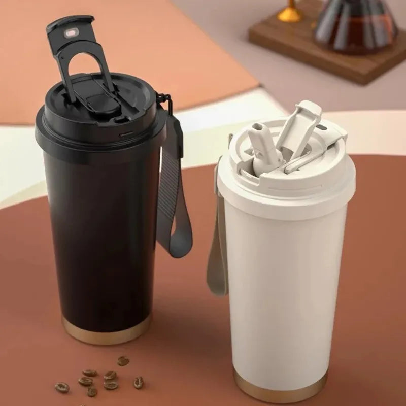Tasse réutilisable noire 500ml avec paille rétractable, alternative écologique aux gobelets jetables pour une consommation responsable.