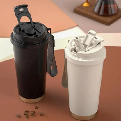 Tasse réutilisable noire 500ml avec paille rétractable, alternative écologique aux gobelets jetables pour une consommation responsable.